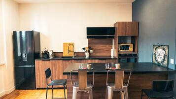 Réfrigérateur, micro-ondes, four, cafetière/bouilloire