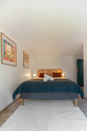 1 habitación, tabla de planchar con plancha, cuna de viaje y wifi