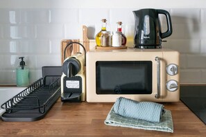 Refrigerador, microondas, horno, cafetera/tetera