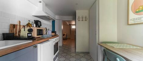 Réfrigérateur, micro-ondes, four, cafetière/bouilloire