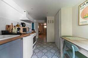 Refrigerador, microondas, horno, cafetera/tetera