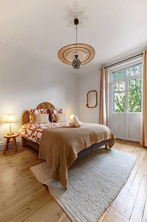 6 Schlafzimmer, Schreibtisch, Bügeleisen/Bügelbrett, Reisekinderbett