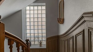 Un escalier en bois avec une fenêtre en haut.
