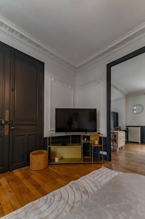 6 soverom, skrivebord, strykejern/-brett og reiseseng for barn