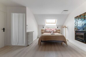 6 bedrooms, desk, iron/ironing board, travel crib