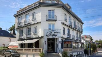 Un edificio en esquina con un cartel que dice 'HOTEL Brittany'.