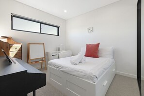 3 bedrooms, desk, iron/ironing board, free WiFi
