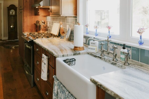 Micro-ondes, four, plaque de cuisson, lave-vaisselle