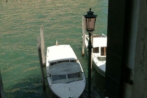 Un bote amarrado en un muelle con un farol cercano.