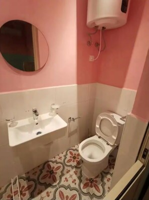 Douche, sèche-cheveux, serviettes fournies, savon
