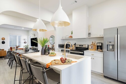 Sleeps 28 2 Units Near DT Nashville Outrider by Avantstay