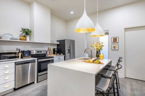 Interior - Sleeps 28 2 Units Near DT Nashville Outrider by Avantstay (Nashville)