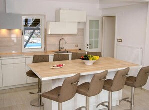 Villa (Three Bedroom Villa with Outdoor Pool) | Living room