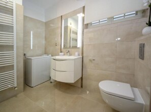 Vila (Three Bedroom Villa with Outdoor Pool) | Banheiro | Chuveiro, roupões de banho, toalhas de banho 