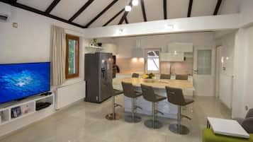 Villa (Three Bedroom Villa with Outdoor Pool) | Salle de séjour | Télévision à écran plat de 32 pouces avec chaînes par satellite