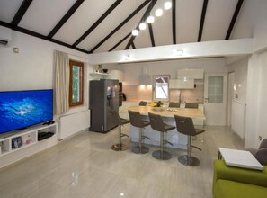 別墅 (Three Bedroom Villa with Outdoor Pool) | 客廳 | 32-吋平面電視，提供衛星頻道