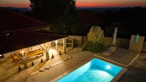 ヴィラ (Three Bedroom Villa with Outdoor Pool) | 屋外プール | 季節限定屋外プール、プール パラソル、サンラウンジャー