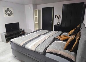 3 bedrooms, iron/ironing board, free WiFi, bed sheets