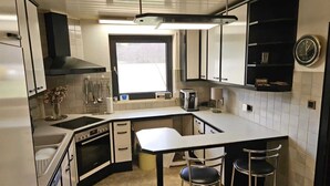 Wasserkocher mit Kaffee-/Teezubehör, Kühlschrank, Mikrowelle, Ofen