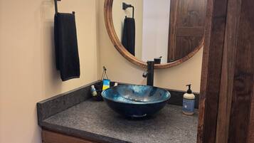 Haartrockner, HandtĂŒcher, Seife, Toilettenpapier