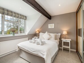 5 bedrooms, iron/ironing board, free WiFi, bed sheets