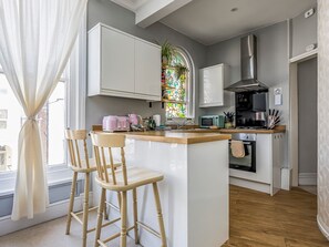 Four, grille-pain, batterie de cuisine, vaisselle et ustensiles