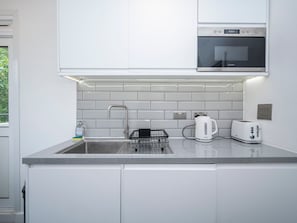 Kühlschrank, Mikrowelle, Ofen, Geschirrspüler