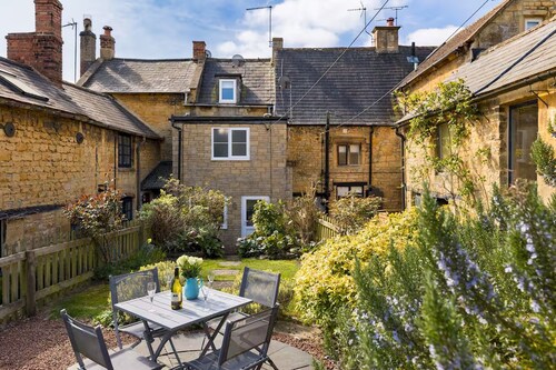 Pass the Keys | Cosy Cottage | 17th century | Garden | Parking