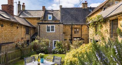 Pass the Keys | Cosy Cottage | 17th century | Garden | Parking