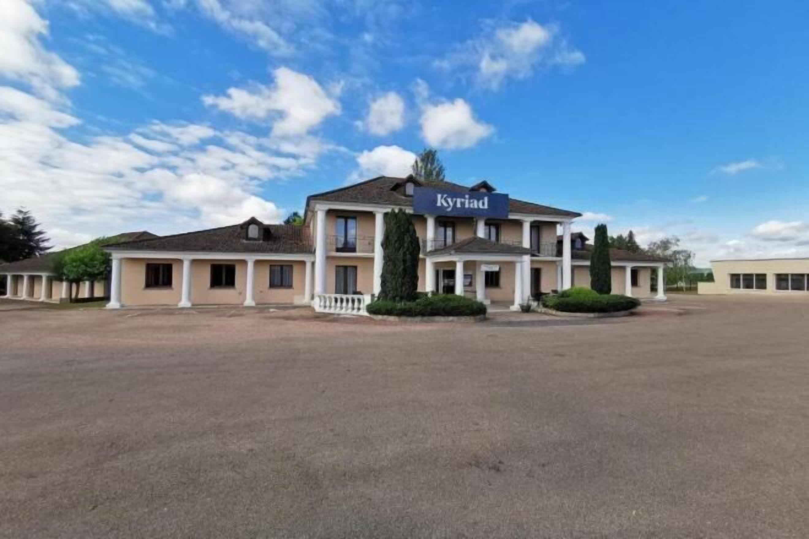 A two-story hotel with a sign reading "Kyriad."