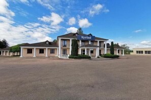 A two-story hotel with a sign reading "Kyriad." - Kyriad Sens (Sens)