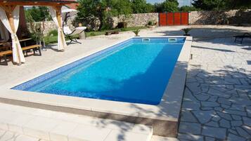 House (Holiday Home Luca) | Outdoor pool