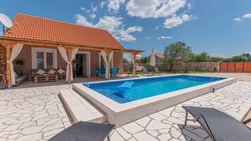 House (Holiday Home Luca) | Outdoor pool