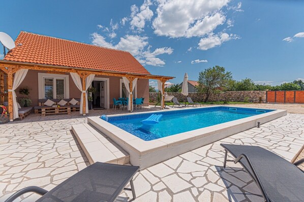 Talo (Holiday Home Luca) | Ulkouima-allas