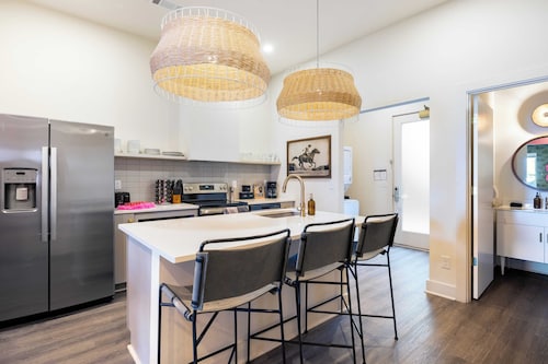 36 Guests on Music Row Bachelorette Suites + Glam Room 5 Minutes to Downtown