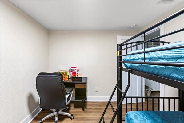 4 habitaciones, escritorio y tabla de planchar con plancha