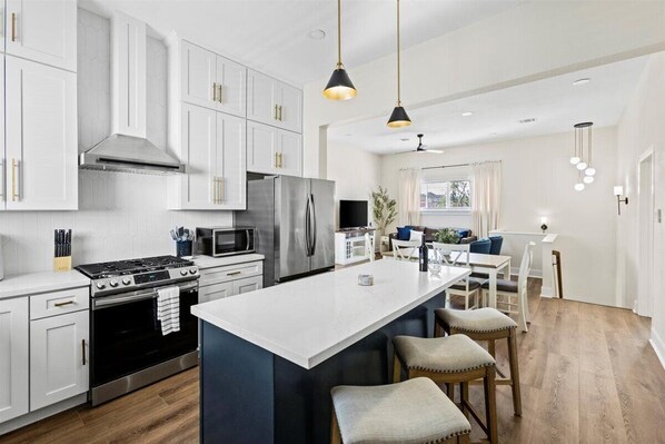 Een koelkast, een microgolfoven, een oven, een kookplaat