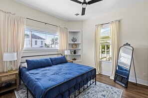 4 makuuhuonetta, työpöytä, silitysrauta/-lauta, vauvan matkasänky