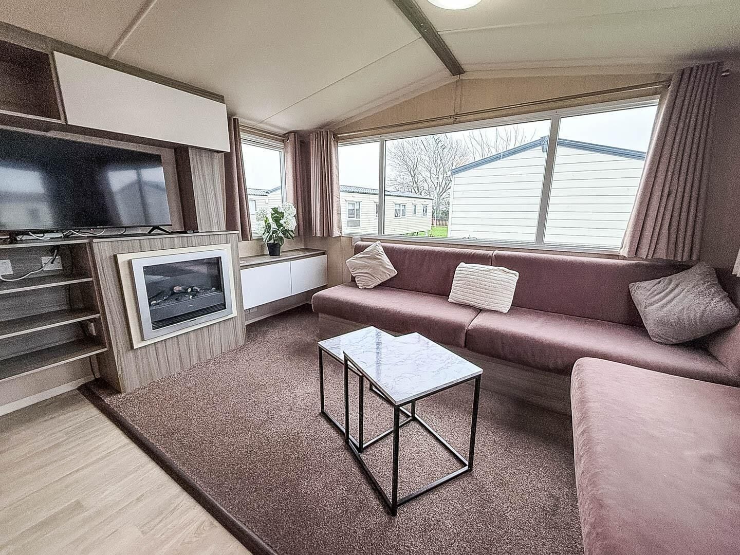 Spacious 8 Berth Caravan At Dovercourt Holiday Park, Essex Ref 44202k - Suffolk