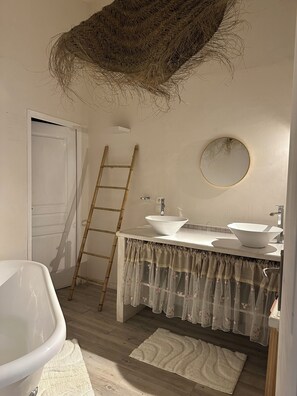 Douche, sèche-cheveux, serviettes fournies, savon