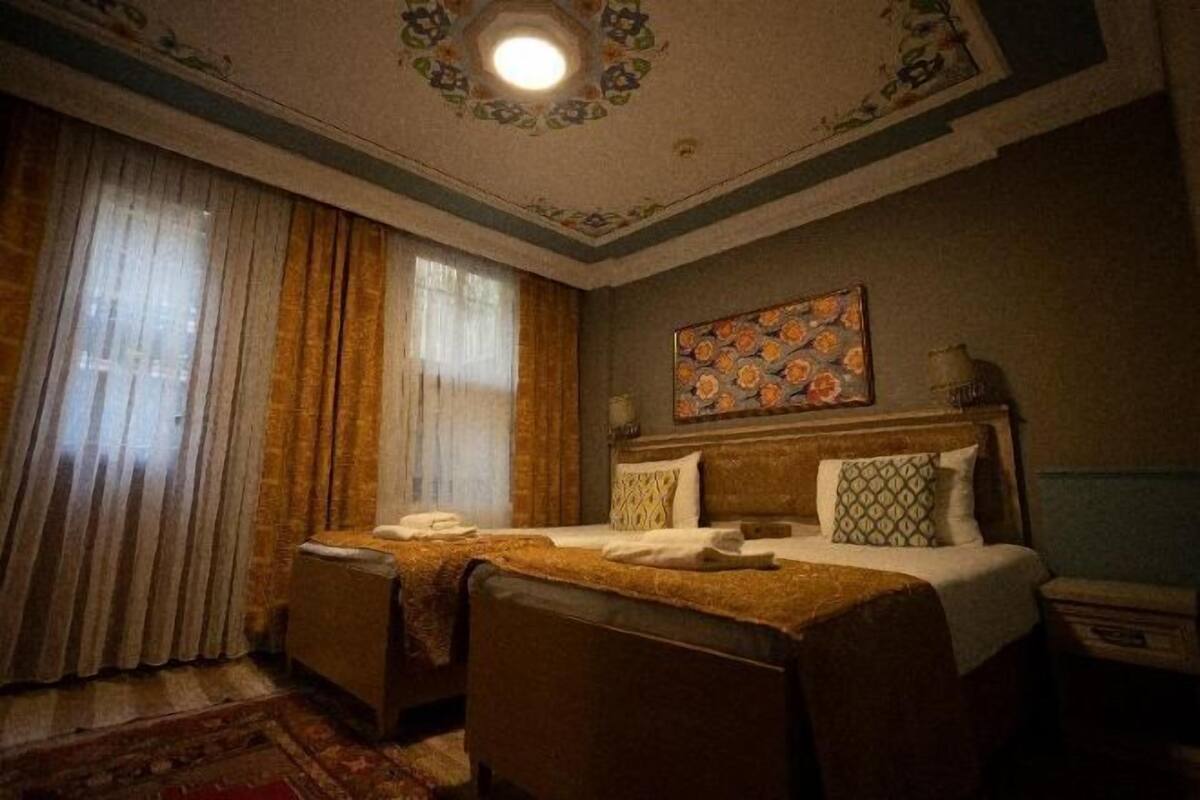 Cribs/infant beds