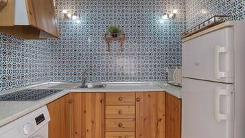 Tủ lạnh, lò vi sóng, dụng cụ nấu nướng/bát dĩa/dao nĩa