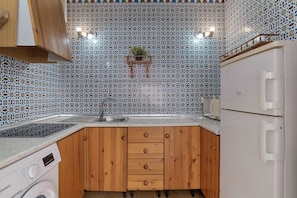 Réfrigérateur, micro-ondes, batterie de cuisine, vaisselle et ustensiles