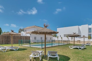 Piscine extérieure, chaises longues