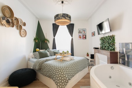 1 bedroom, iron/ironing board, WiFi, bed sheets. La bulle de Canclaux, a spa in Nantes for a romantic getaway or a wellness experience