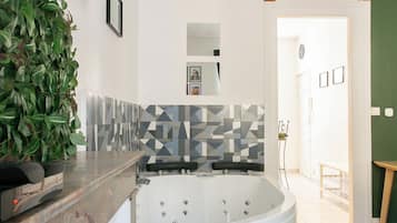 Douche, sèche-cheveux, serviettes fournies, savon