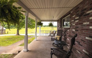 Terrace/patio - Charming Farmhouse on a beautiful horse ranch-Shawnee Hills Wine Trail (Anna)
