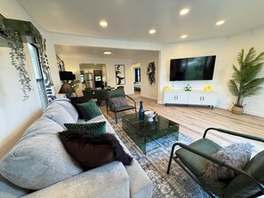 Living area - Modern 2Br + Sofa Bed + 2Bth in Miracle Mile (Los Angeles)
