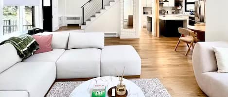 Télévision, cheminée, baby-foot