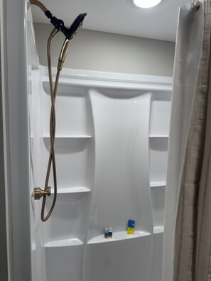 Shower, hair dryer, towels, soap - Charming and Cozy Retreat in Newaygo, MI -The Fisherman's Stay (Newaygo)